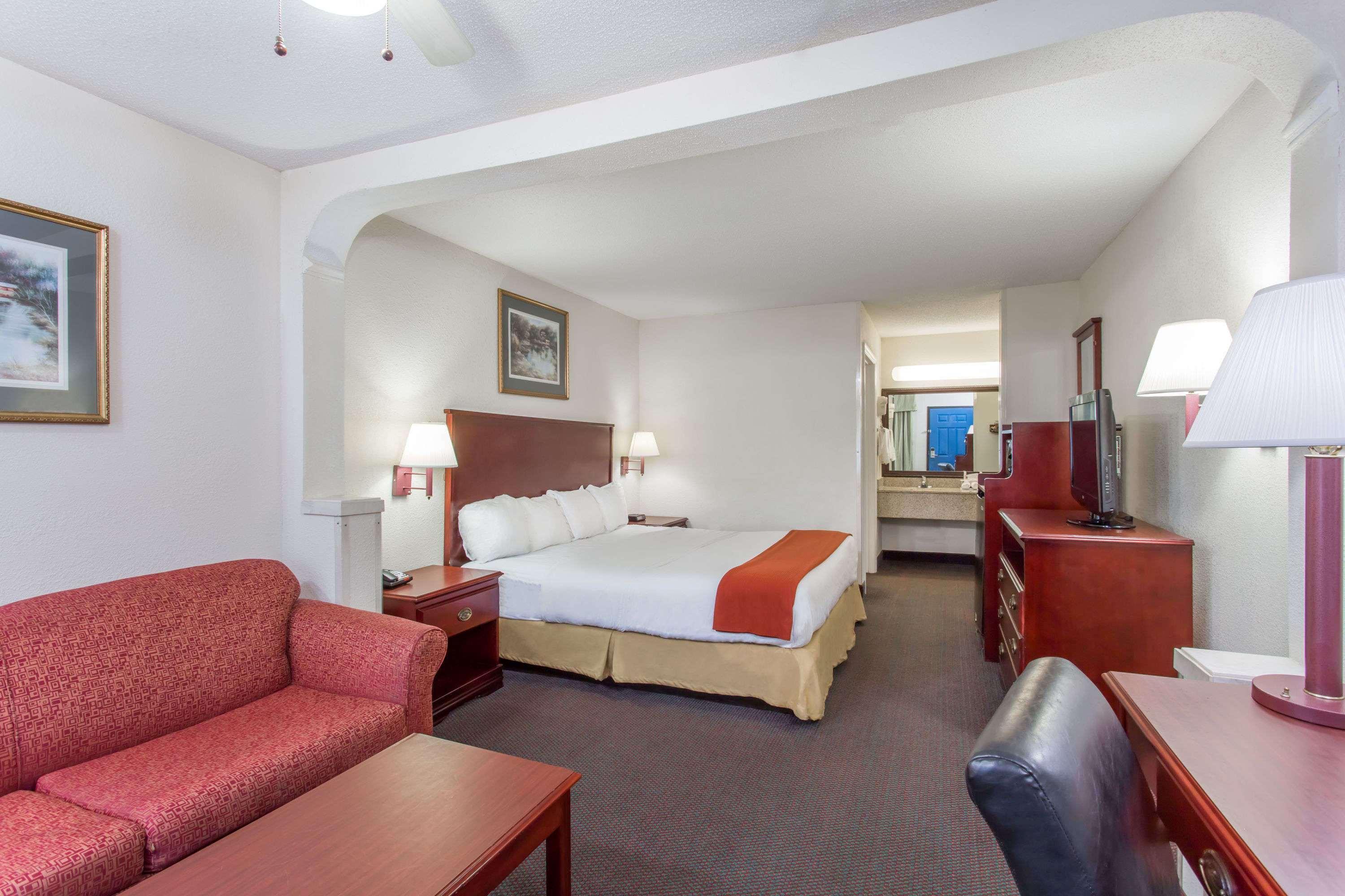 Baymont Inn & Suites Manning Exterior photo