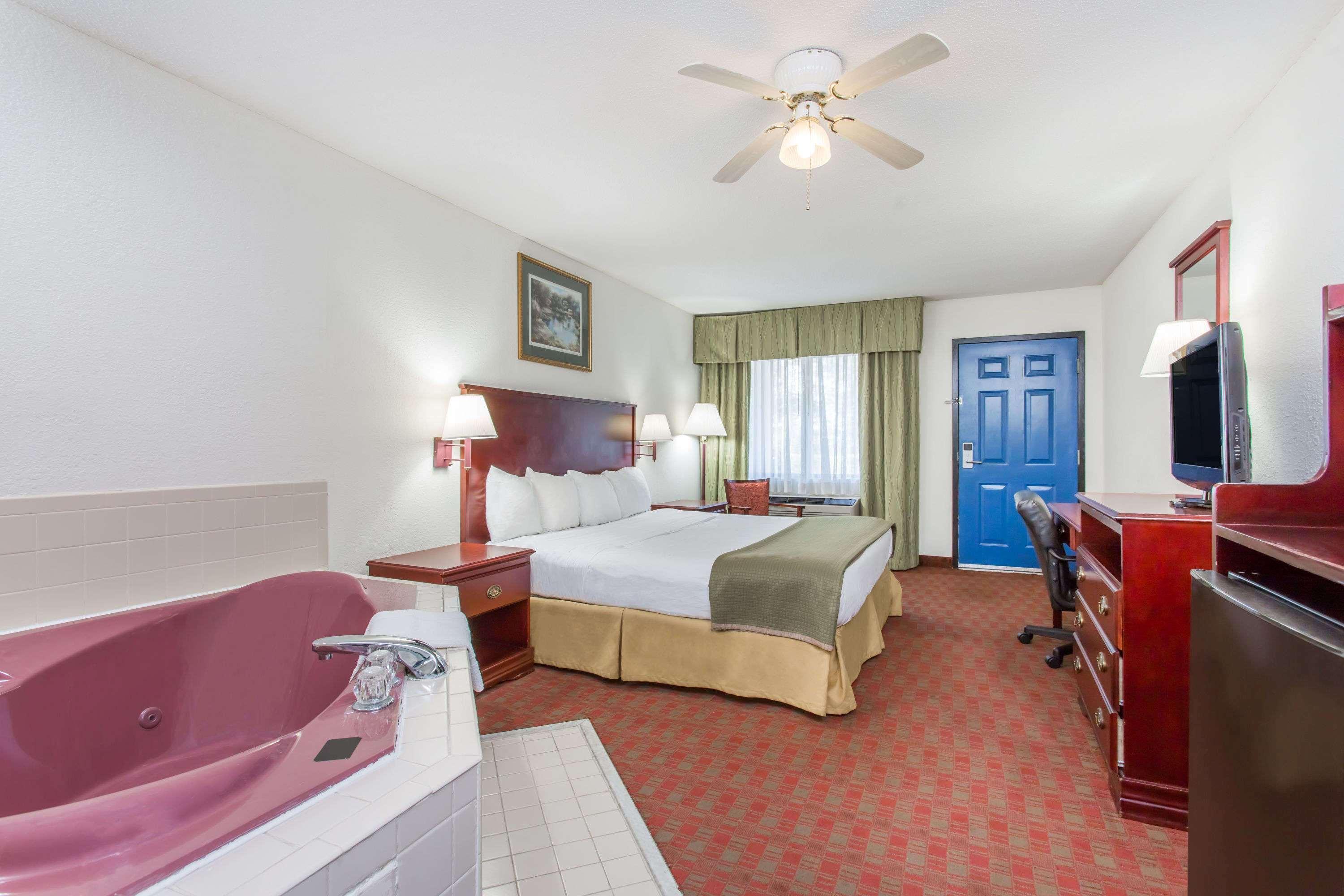 Baymont Inn & Suites Manning Exterior photo