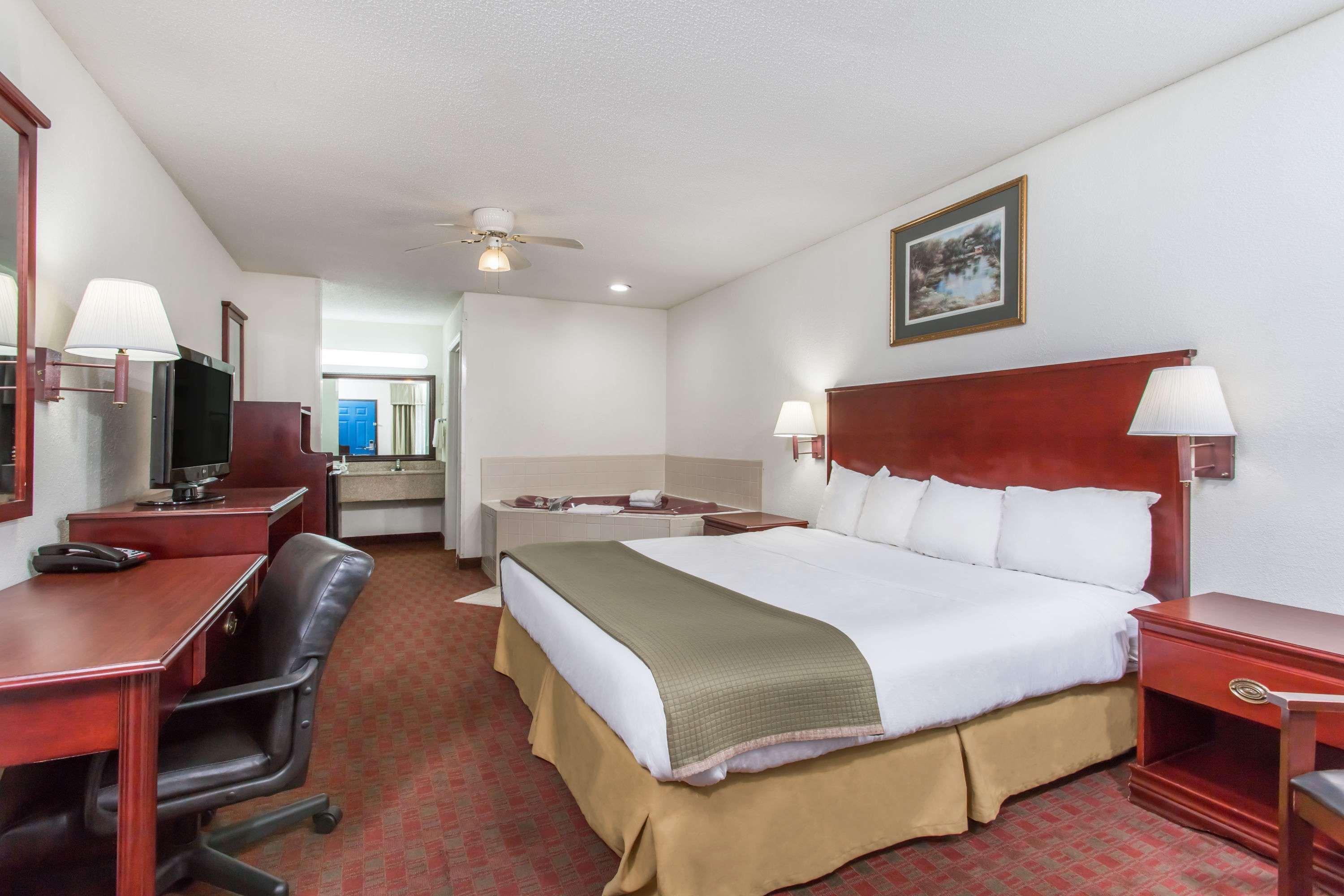 Baymont Inn & Suites Manning Exterior photo