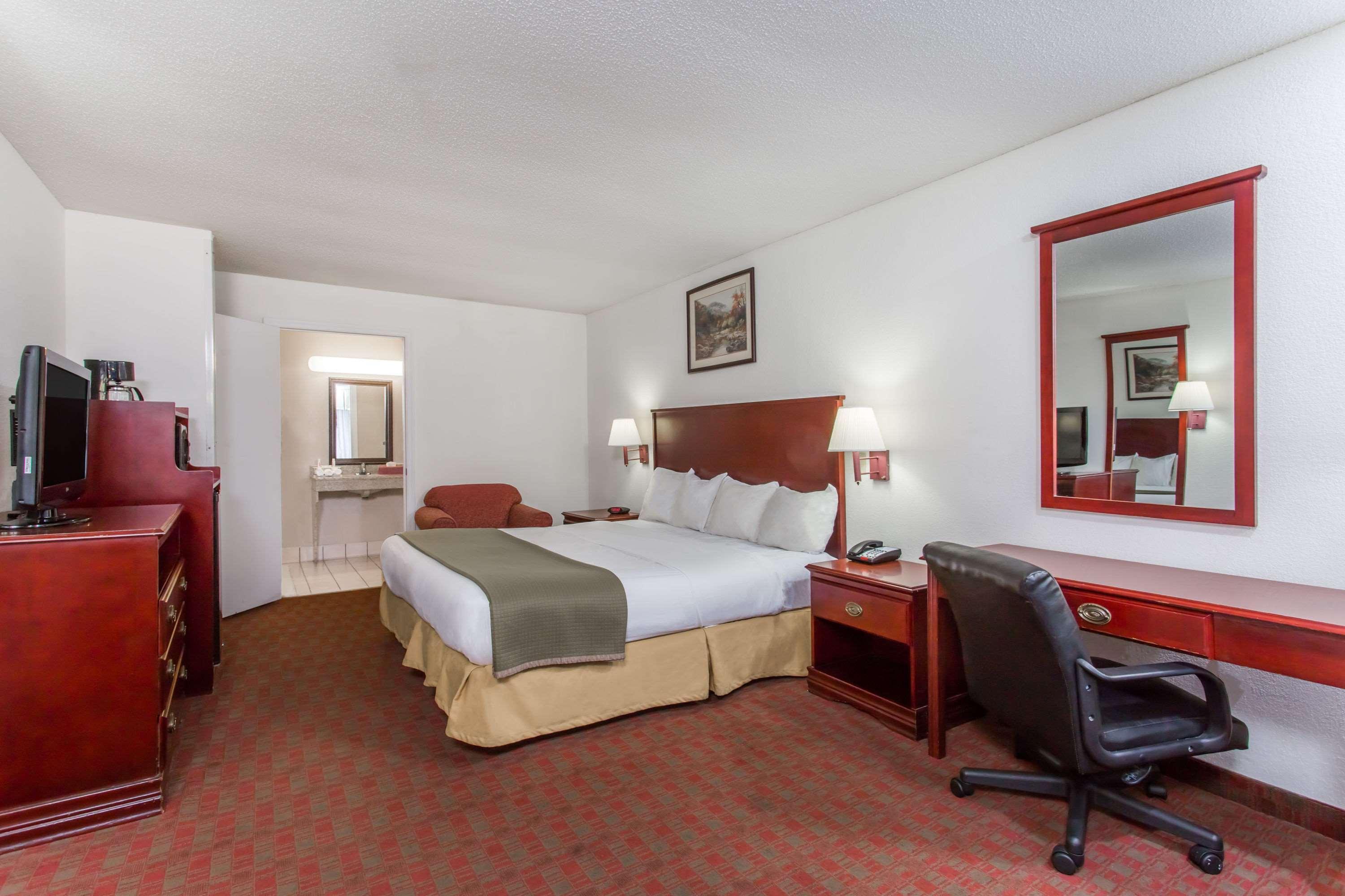 Baymont Inn & Suites Manning Exterior photo