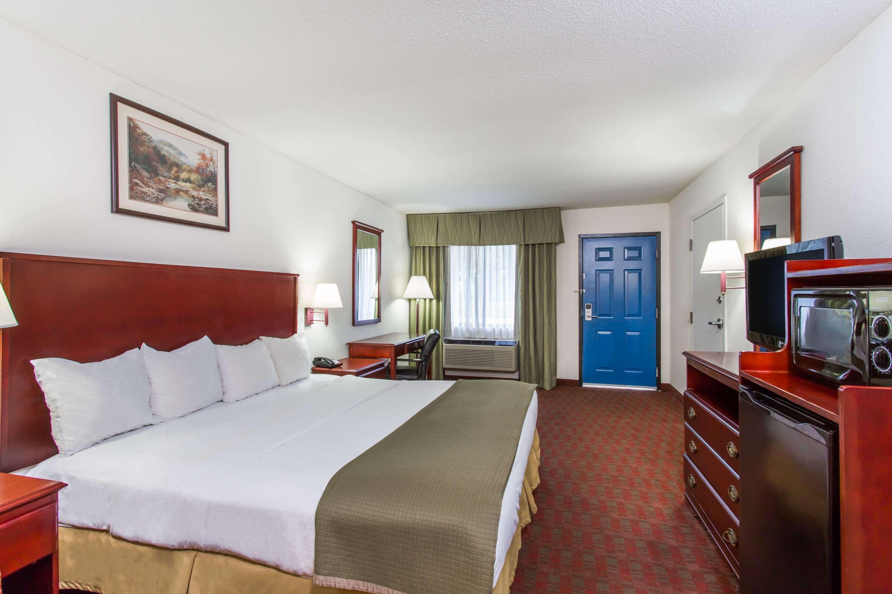 Baymont Inn & Suites Manning Exterior photo