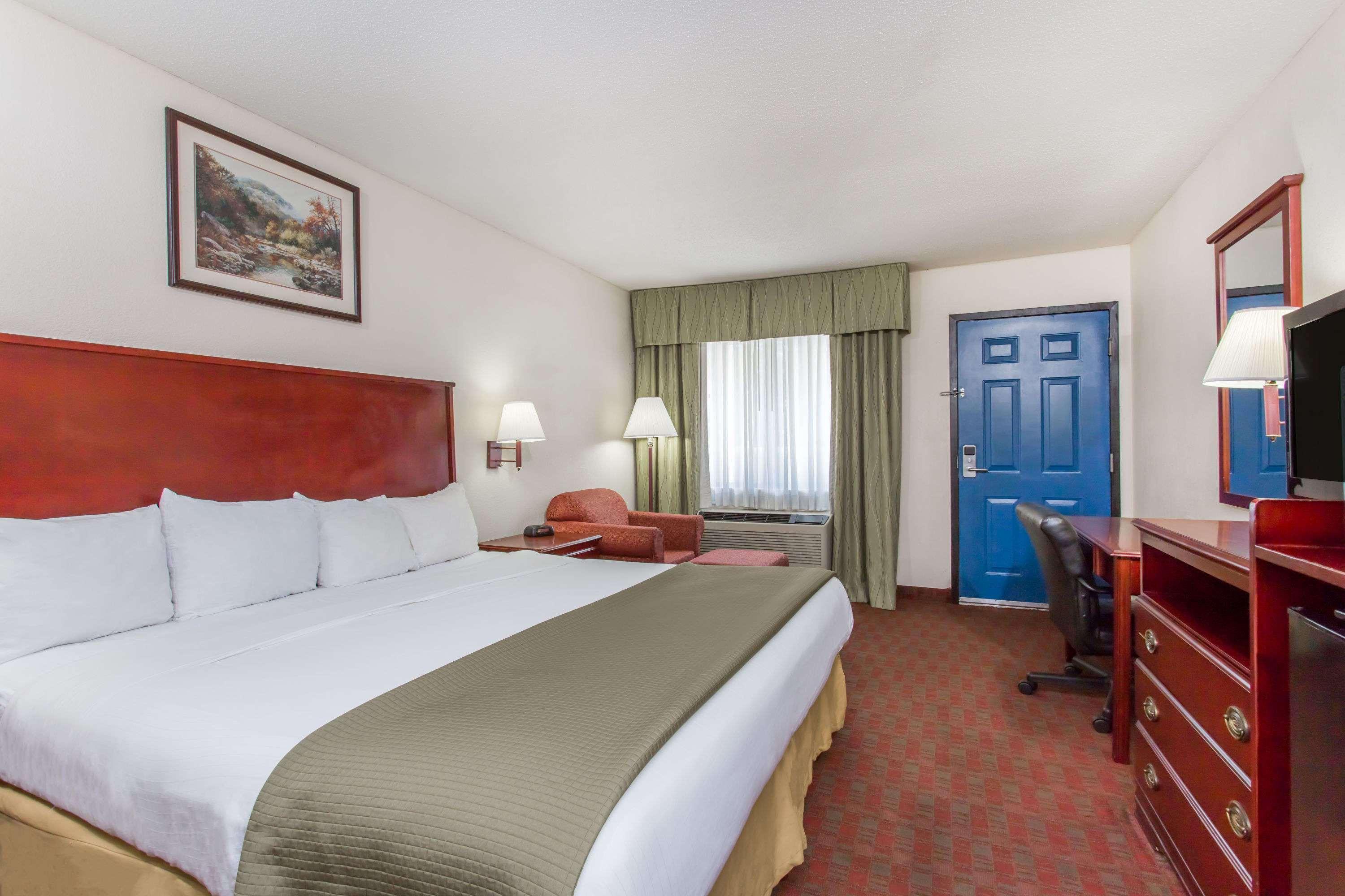 Baymont Inn & Suites Manning Exterior photo